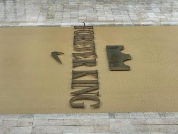 我要配资 网友分享明日詹姆斯中国行上海站现场布置 已竖起巨大皇冠logo